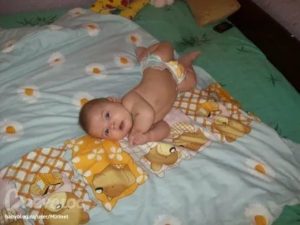 Почему 3 месячные дети выгибают спину