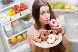 Почему тянет на сладкое после месячных