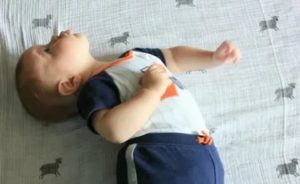 Почему 3 месячные дети выгибают спину