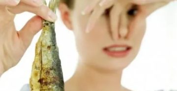 Почему во время месячных неприятный запах рыбы