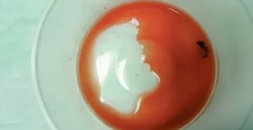 Почему моча красная перед месячными