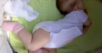 Почему 3 месячные дети выгибают спину Почему 3 месячные дети выгибают спину